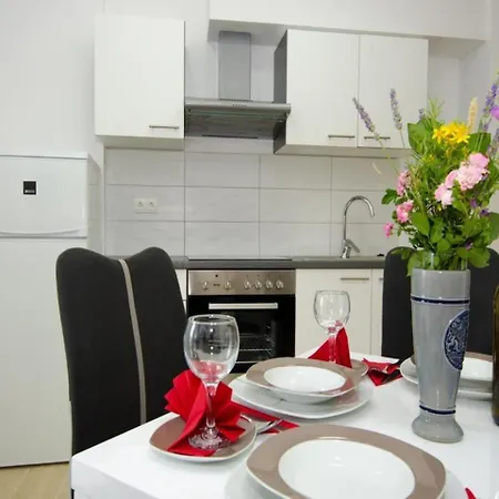 Vesela - One Bedroom With Balcony And Sea View Apartment *